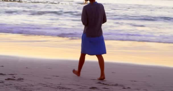 Mujer Caminando Playa Atardecer — Vídeo de stock