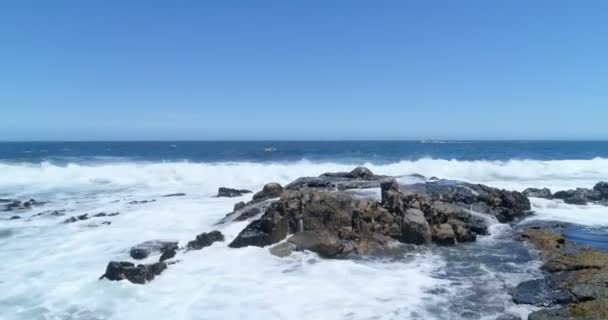 Вид Воздуха Волны Катящиеся Море Солнечный День — стоковое видео