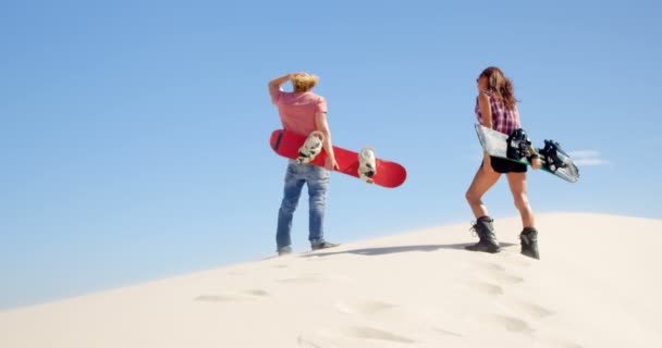 Pareja Con Tablas Arena Mirando Una Distancia Desierto Día Soleado — Vídeos de Stock