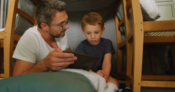 Vater Und Sohn Mit Digitalem Tablet Heimischen Wohnzimmer — Stockvideo