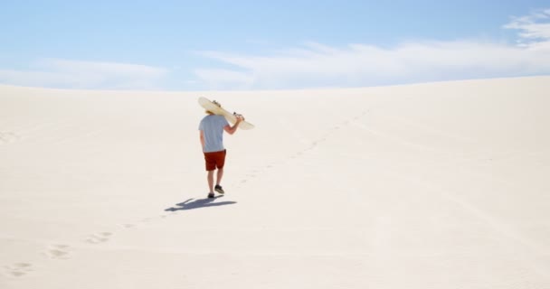 Bakifrån Man Med Sand Styrelsen Öknen Solig Dag — Stockvideo