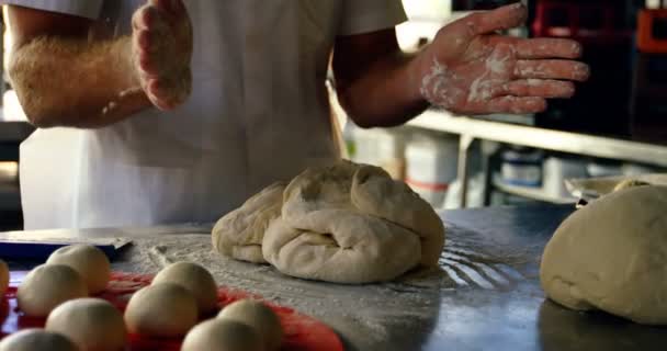 Chef Limpiando Manos Con Harina Cocina Del Restaurante — Vídeos de Stock