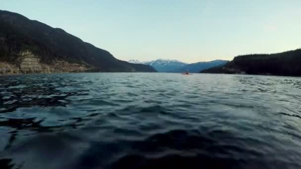 Turistické Veslování Kajak Lodí Říční Vodě Národním Parku Banff Kanada — Stock video