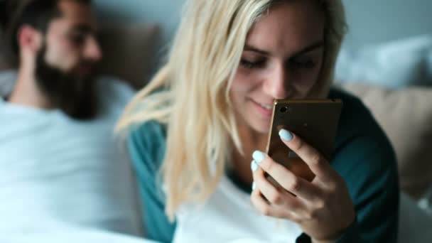 Gelukkige Paar Met Behulp Van Mobiele Telefoon Bed Thuis — Stockvideo