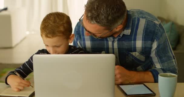 Père Aider Son Fils Avec Ses Devoirs Maison — Video