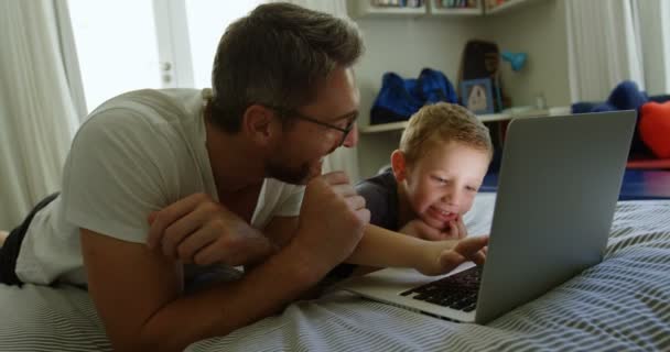 Vader Zoon Met Behulp Van Laptop Bed Bij Huis — Stockvideo