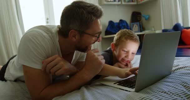 Padre Hijo Usando Ordenador Portátil Cama Casa — Vídeos de Stock