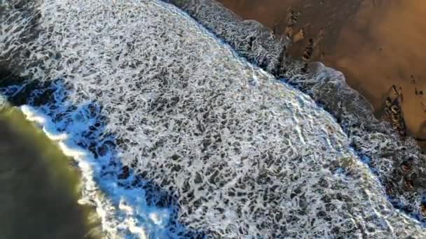 Flygfoto Över Vågor Rusar Mot Kusten Havet — Stockvideo