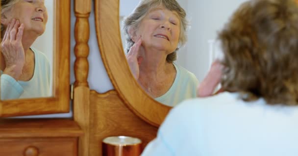 Seniorin Sieht Gesicht Hause Spiegel — Stockvideo