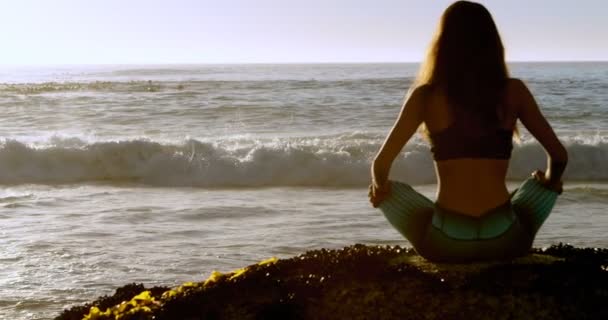 Arkadan Görünüş Uygun Kadının Kumsalda Yoga Gerçekleştirme — Stok video