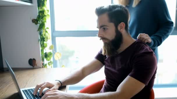 Man Met Laptop Terwijl Vrouw Hem Van Achteren Omhelzen Bij — Stockvideo