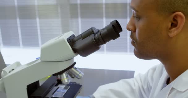 Gros Plan Scientifique Regardant Microscope Dans Laboratoire — Video