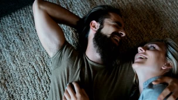 Paar Romantisiert Wohnzimmer Hause — Stockvideo