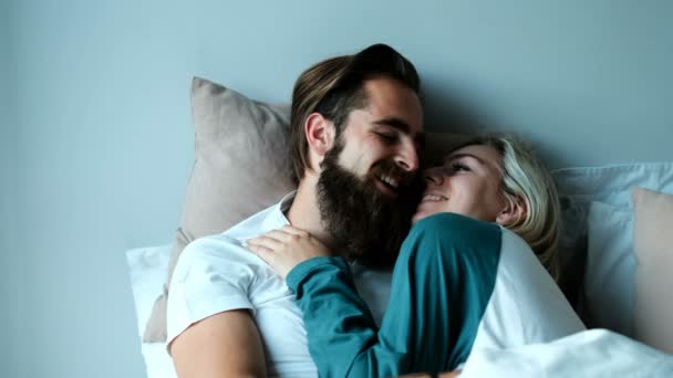 Pareja Romántica Besándose Cama Dormitorio — Vídeos de Stock