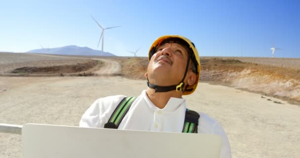 Mannelijke Ingenieur Met Laptop Het Windpark Een Zonnige Dag — Stockvideo