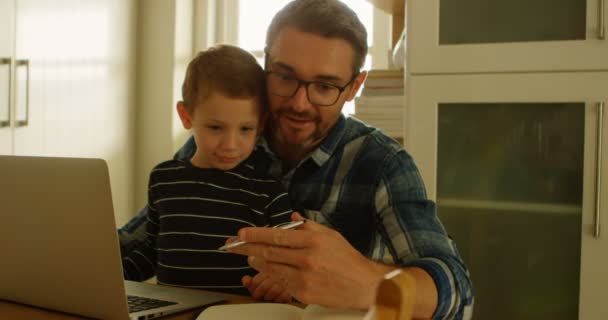 Père Montrant Stylo Fils Dans Cuisine Maison — Video