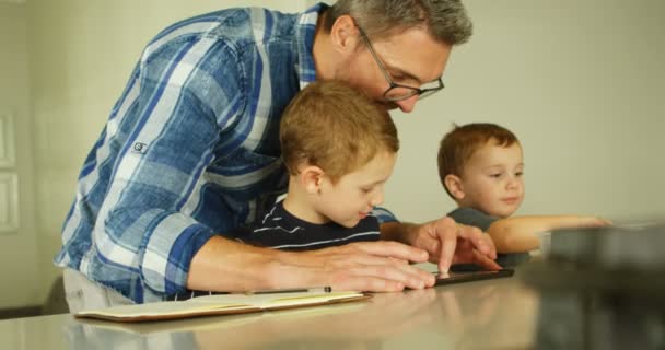 Vader Broers Zussen Met Behulp Van Digitale Tablet Woonkamer Bij — Stockvideo