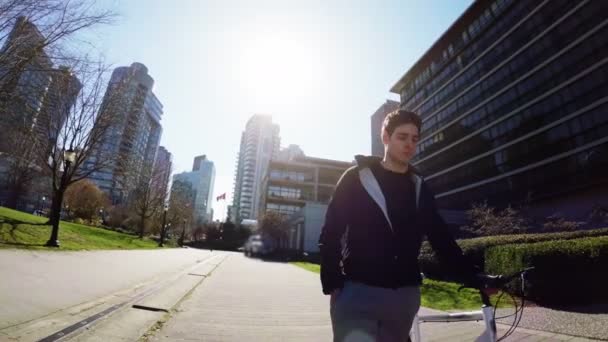 Şehirde Bisiklet Ile Güneşli Bir Günde Yürüyen Adam — Stok video