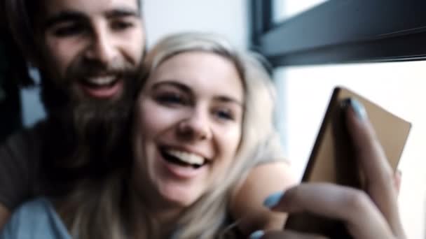 Couple Selfie Parlant Avec Téléphone Portable Dans Salon Maison — Video