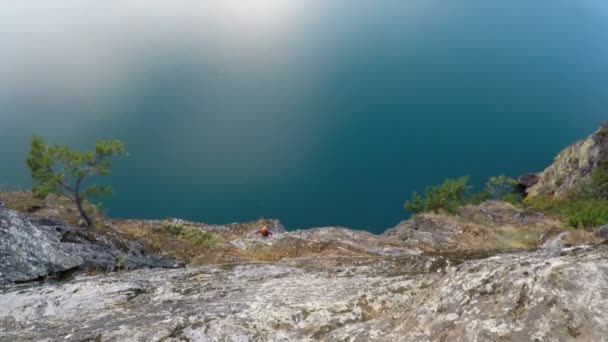 Bergsteiger Besteigt Die Klippe Der Nähe Des Meeres Und Der — Stockvideo