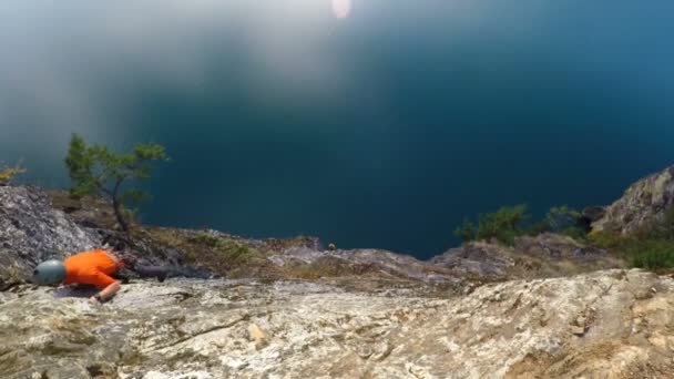 Bergsklättrare Klättrar Klippan Mot Havet Vid Solnedgången — Stockvideo