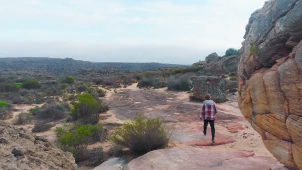 Homem Caminhando Pelas Formações Rochosas Paisagem Rural — Vídeo de Stock