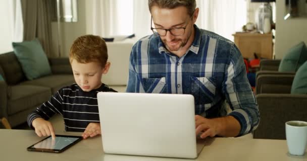 Vader Zoon Met Laptop Digitale Tablet Woonkamer Bij Huis — Stockvideo