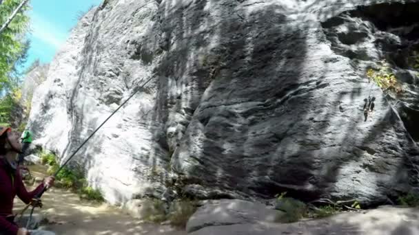 Vista Ángulo Bajo Los Montañistas Escalada Roca Bosque — Vídeo de stock