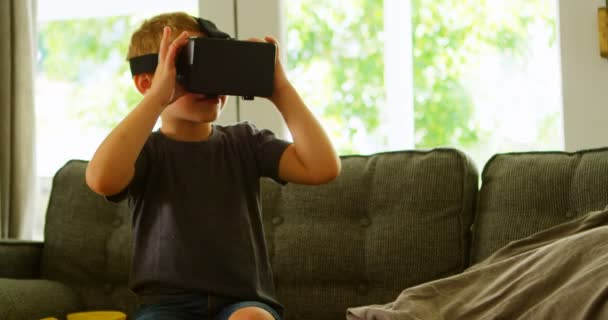 Jongen Met Behulp Van Virtual Reality Headset Bank Bij Huis — Stockvideo