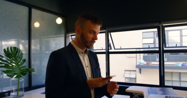 Geschäftsmann Telefoniert Büro Mit Handy — Stockvideo