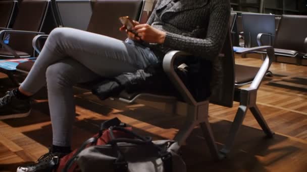 Dojíždějící Používání Mobilního Telefonu Čekárně Letišti Terminálu — Stock video