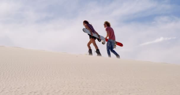 Pareja Caminando Con Tablas Arena Desierto Día Soleado — Vídeos de Stock