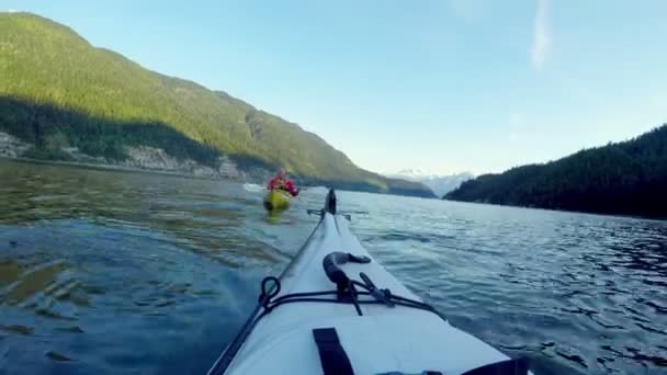 Turister Kajak Båtar Flodvatten Banff National Park Kanada — Stockvideo