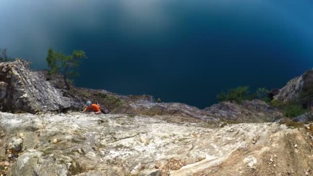 Bergsklättrare Klättrar Klippan Mot Havet — Stockvideo