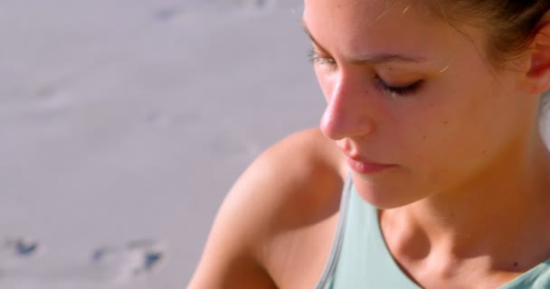 Mujer Forma Realizando Yoga Playa Día Soleado — Vídeo de stock