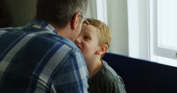 Padre Figlio Divertono Soggiorno Casa — Video Stock