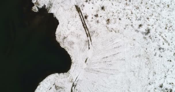 冬季4K 的积雪覆盖的陆地上的公路空中 — 图库视频影像