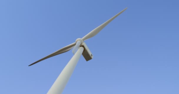 に対して安定した風車澄んだ青い空 — ストック動画