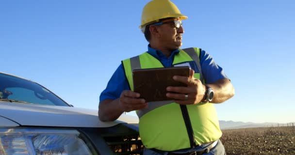 Mužské Inženýr Pomocí Digitálních Tabletu Poblíž Auto Poli Vítr — Stock video