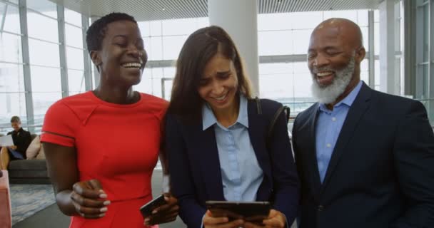 Riendo Gente Negocios Discutiendo Sobre Tableta Digital Oficina — Vídeos de Stock