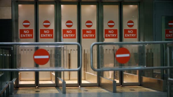 Commuter Lopen Uit Van Afrit Gebied Luchthaven Terminal — Stockvideo