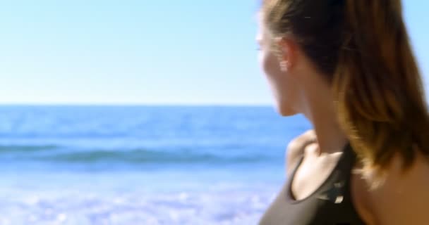 Τακτοποίηση Γυναίκα Που Περπατούν Στην Παραλία Μια Ηλιόλουστη Ημέρα — Αρχείο Βίντεο
