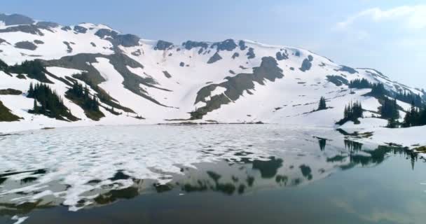 Зимой Покрытых Снегом Гор Льда Плавающих Озеру — стоковое видео