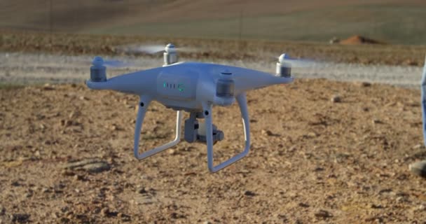 Αρσενικό Μηχανικός Λειτουργίας Drone Στο Αιολικό Πάρκο Μια Ηλιόλουστη Ημέρα — Αρχείο Βίντεο