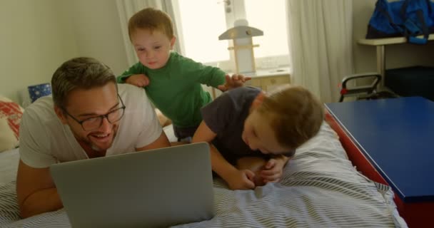 Отец Дети Использующие Ноутбук Кровати Дома — стоковое видео