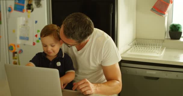 Pai Filho Usando Laptop Cozinha Casa — Vídeo de Stock