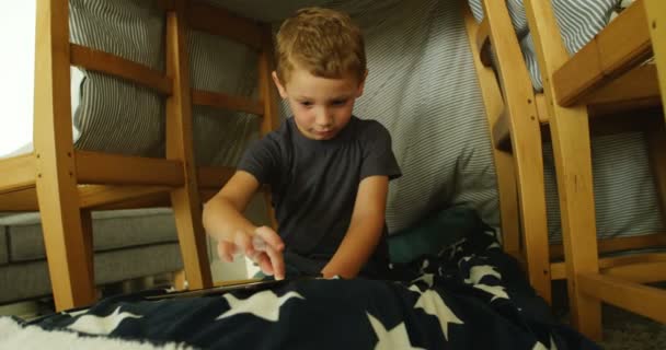 Boy Pomocí Digitálních Tabletu Obývacím Pokoji Domácí — Stock video