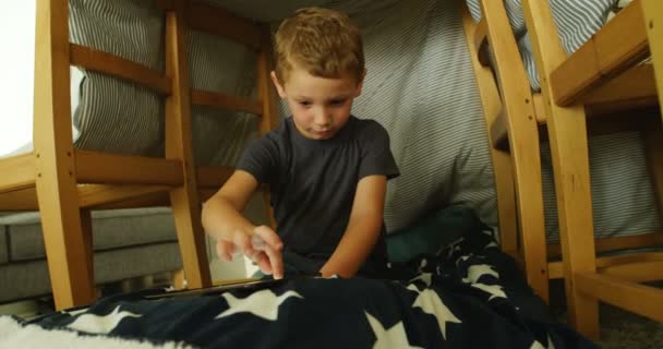 Niño Usando Tableta Digital Sala Estar Casa — Vídeos de Stock