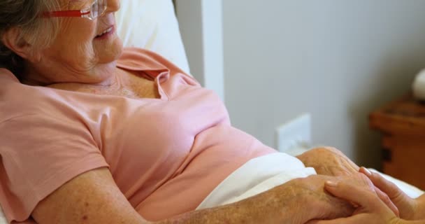 Femme Âgée Souriante Couchée Sur Lit Maison — Video