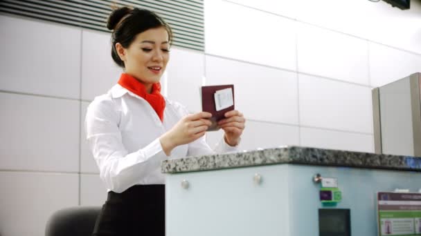 Регистрация Рейс Сопровождающего Вручение Паспорта Пассажиру Стойке Регистрации Терминале Аэропорта — стоковое видео